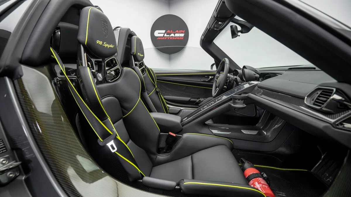 2015 Porsche 918 Spyder interior, seats