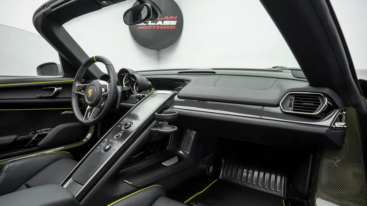 2015 Porsche 918 Spyder interior