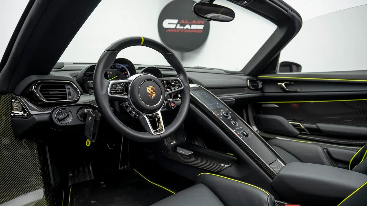 2015 Porsche 918 Spyder interior, dashboard