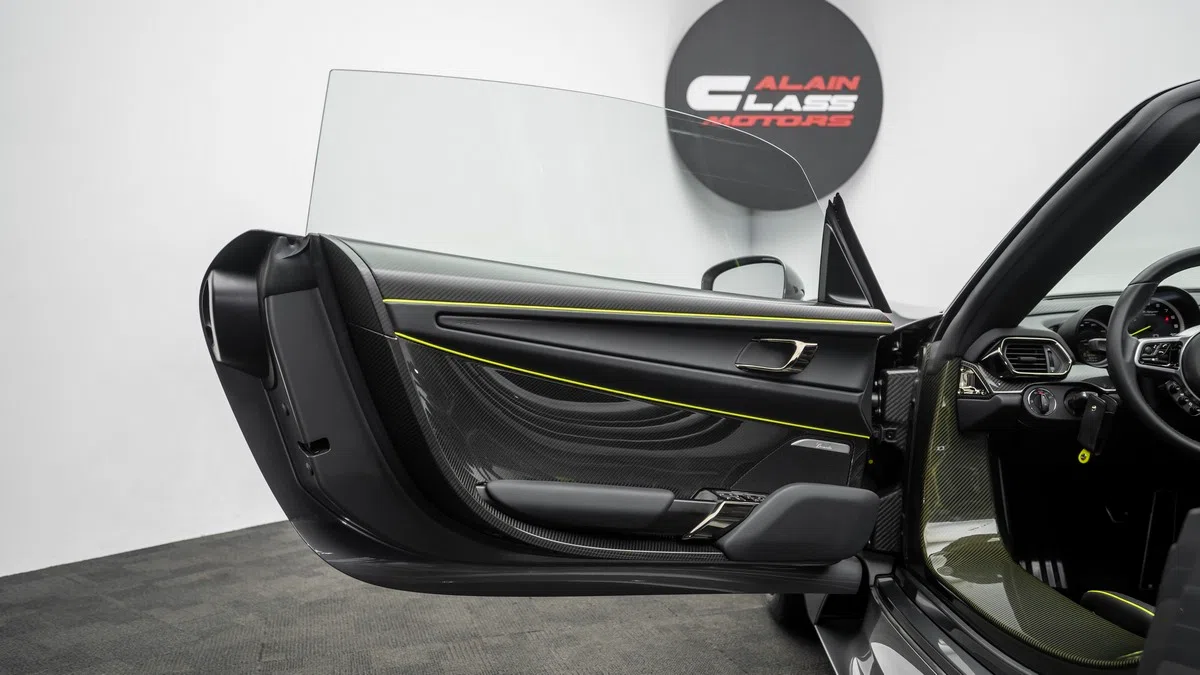 2015 Porsche 918 Spyder interior, door panel