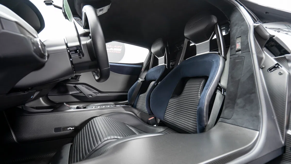 2020 Ford GT interior, seats, Black/Blue