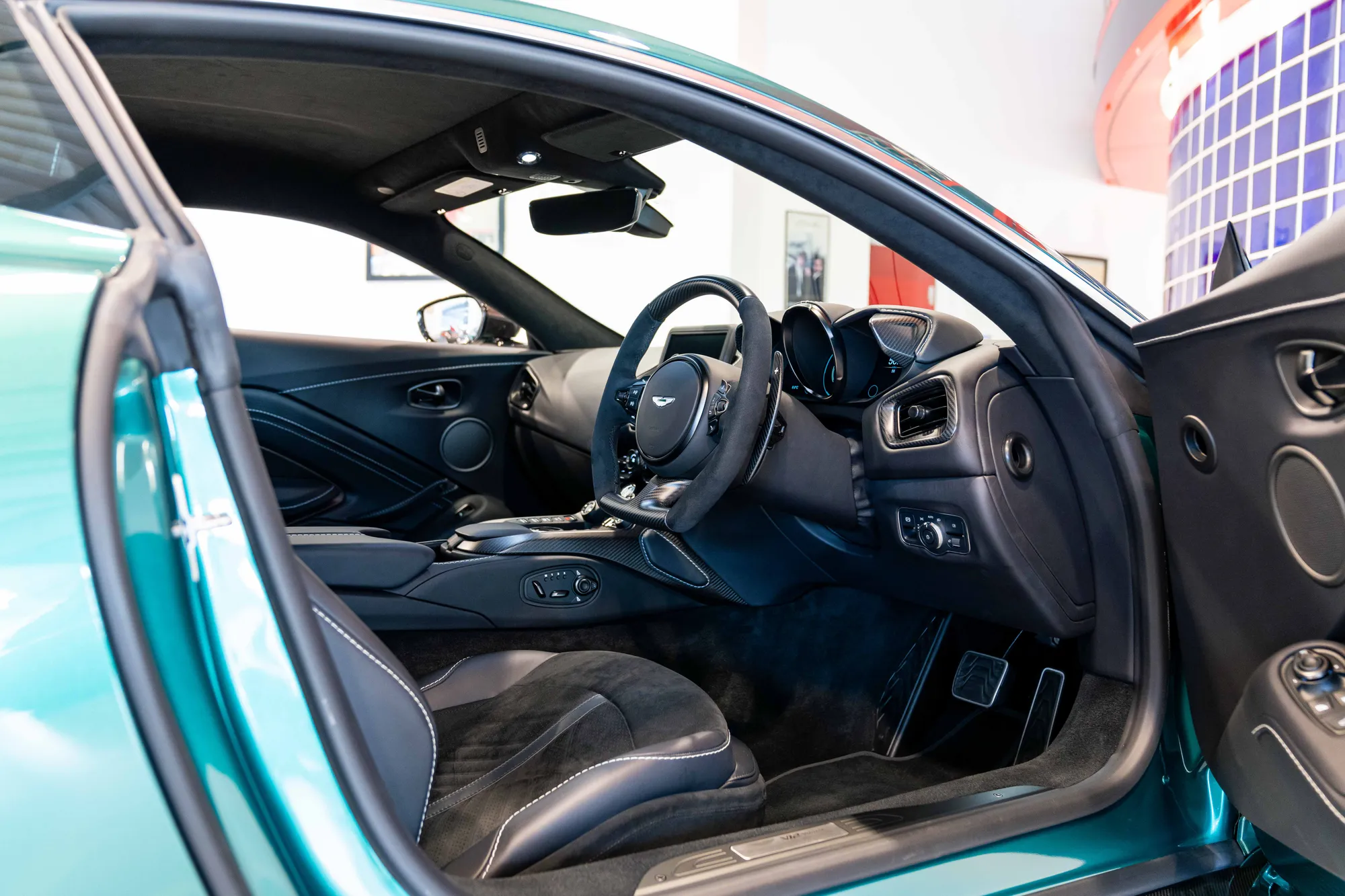 2022 ASTON MARTIN V12 VANTAGE, 16/17