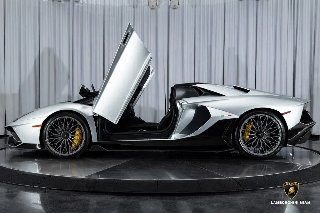 2022 Lamborghini Aventador Ultimae Roadster