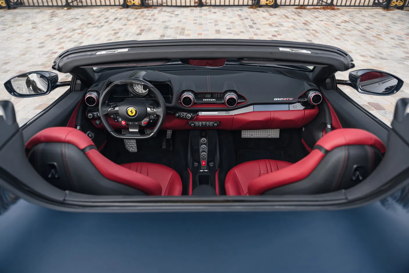 2020 FERRARI 812 GTS interior, Tout cuir bordeaux et noir