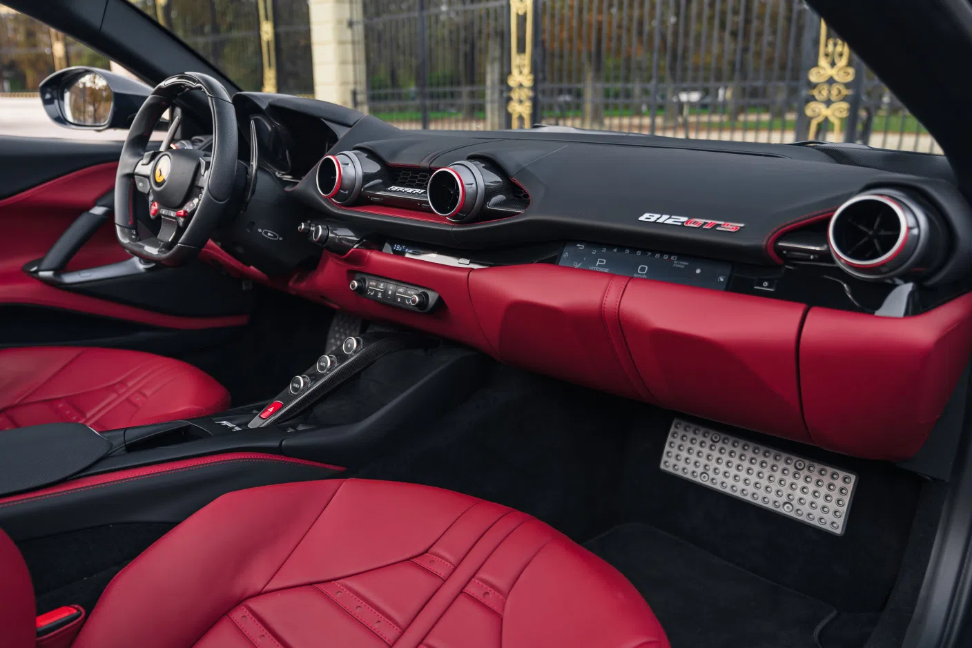 2020 FERRARI 812 GTS interior, Tout cuir bordeaux et noir