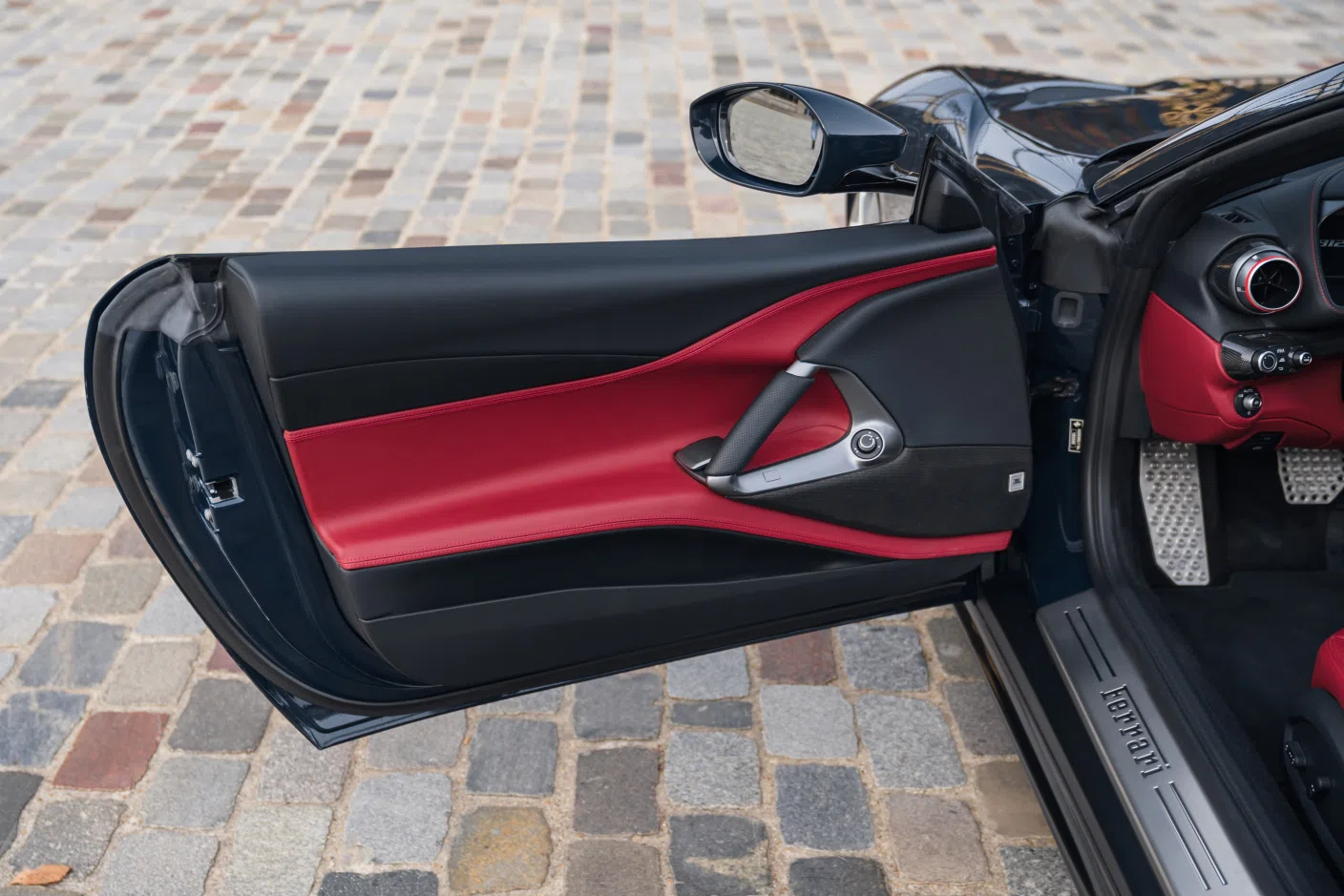 2020 FERRARI 812 GTS interior, door panel, Tout cuir bordeaux et noir