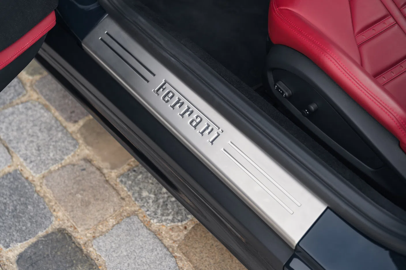 2020 FERRARI 812 GTS interior, door sill, Tout cuir bordeaux et noir