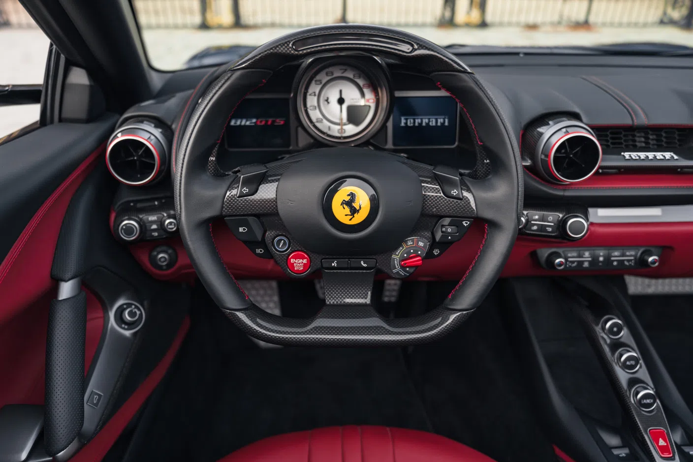 2020 FERRARI 812 GTS interior, dashboard, Tout cuir bordeaux et noir