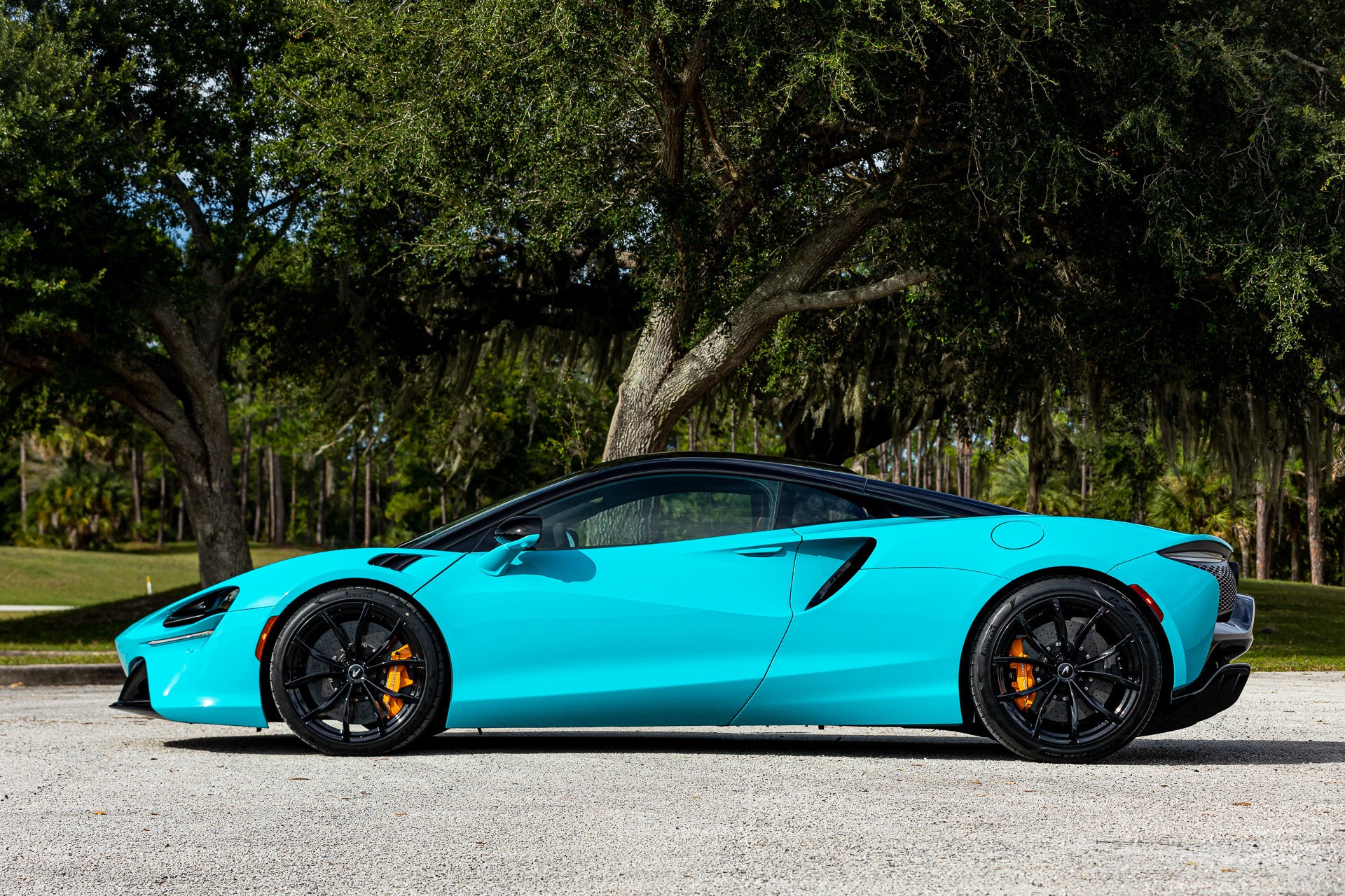 2023 McLaren Artura, 2/3