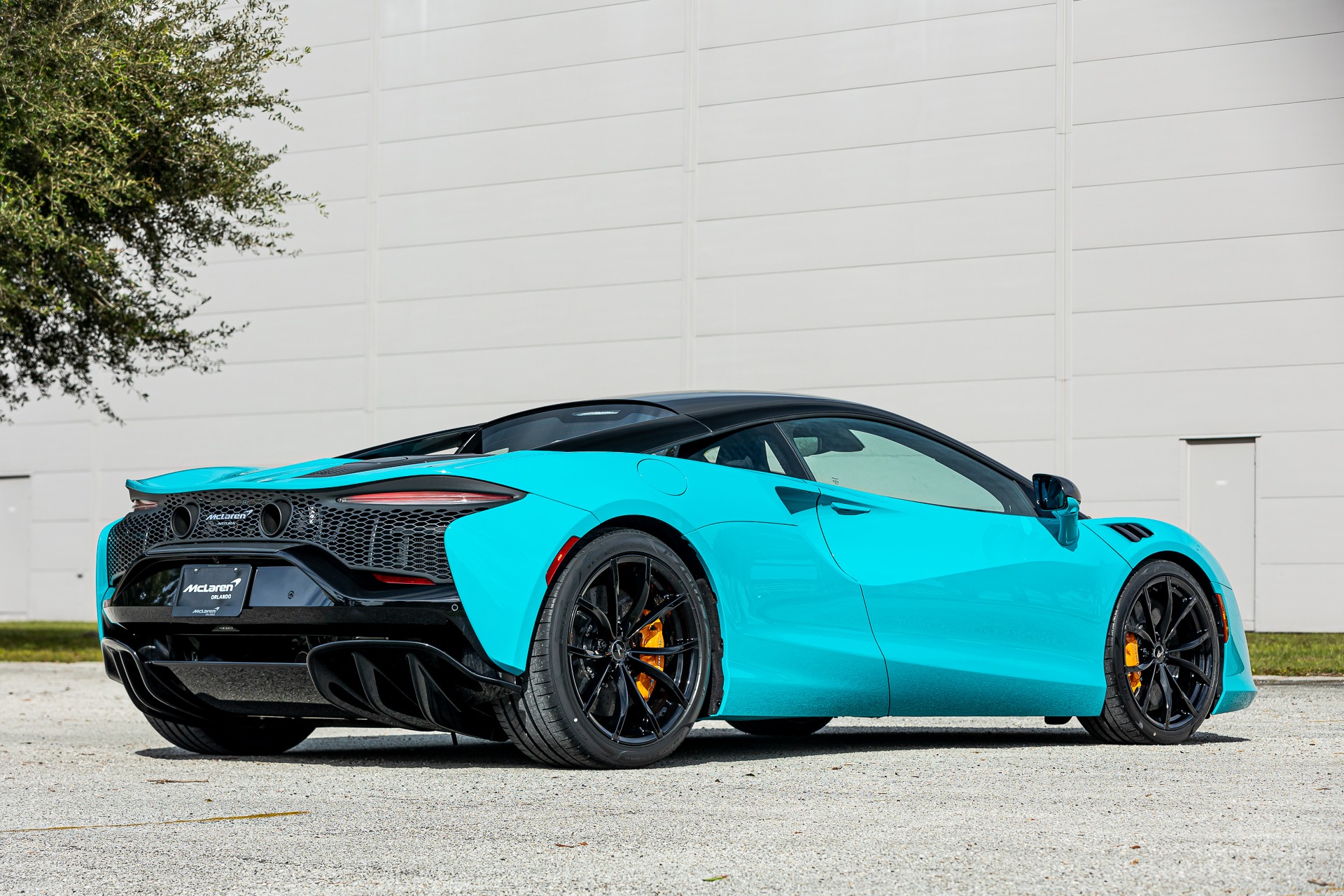 2023 McLaren Artura, 3/3