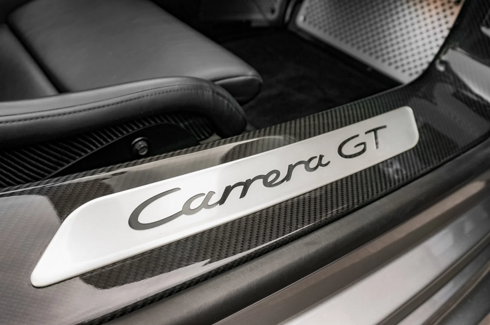 2004 Porsche Carrera GT interior, door sill