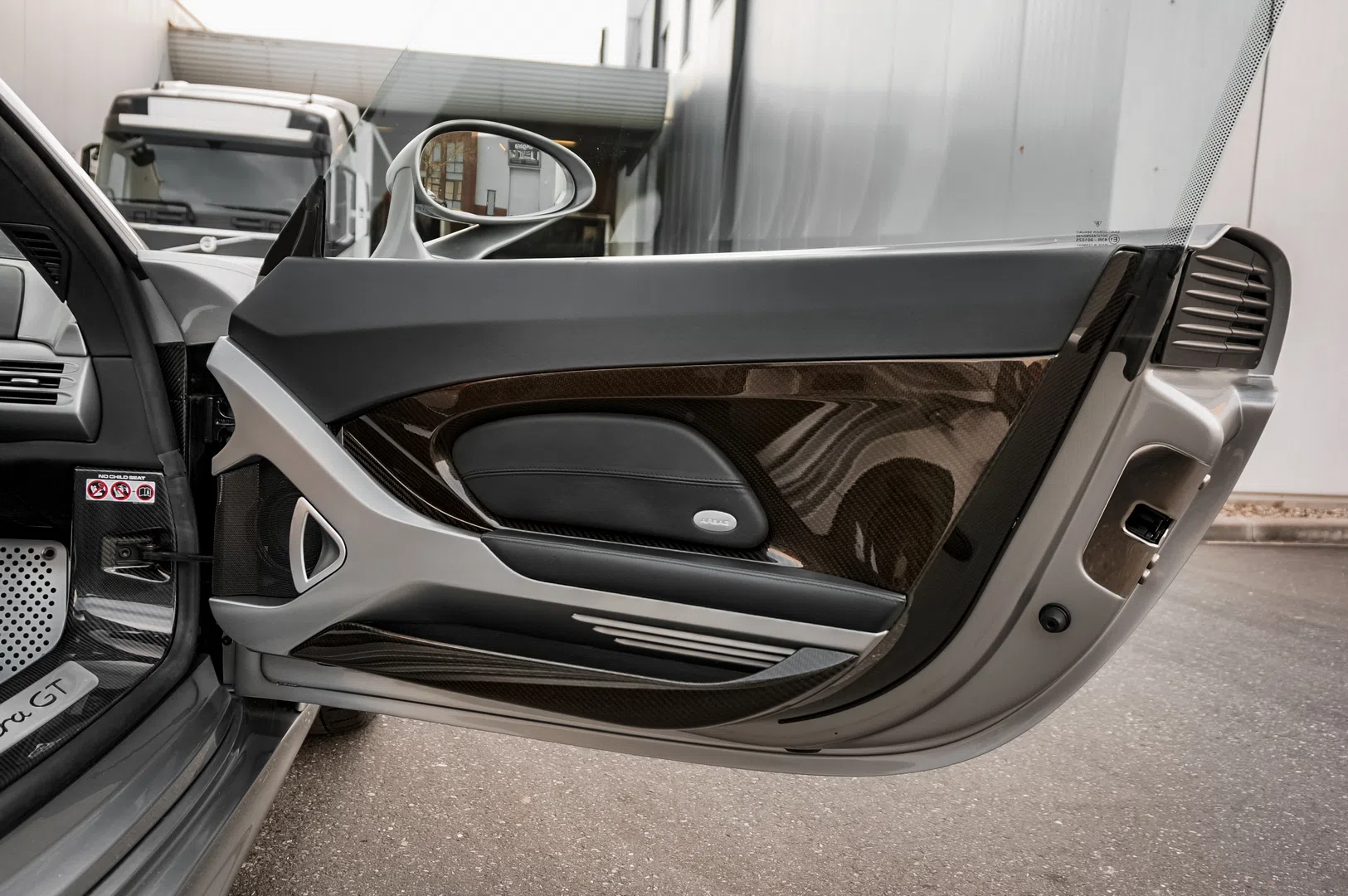 2004 Porsche Carrera GT interior, door panel