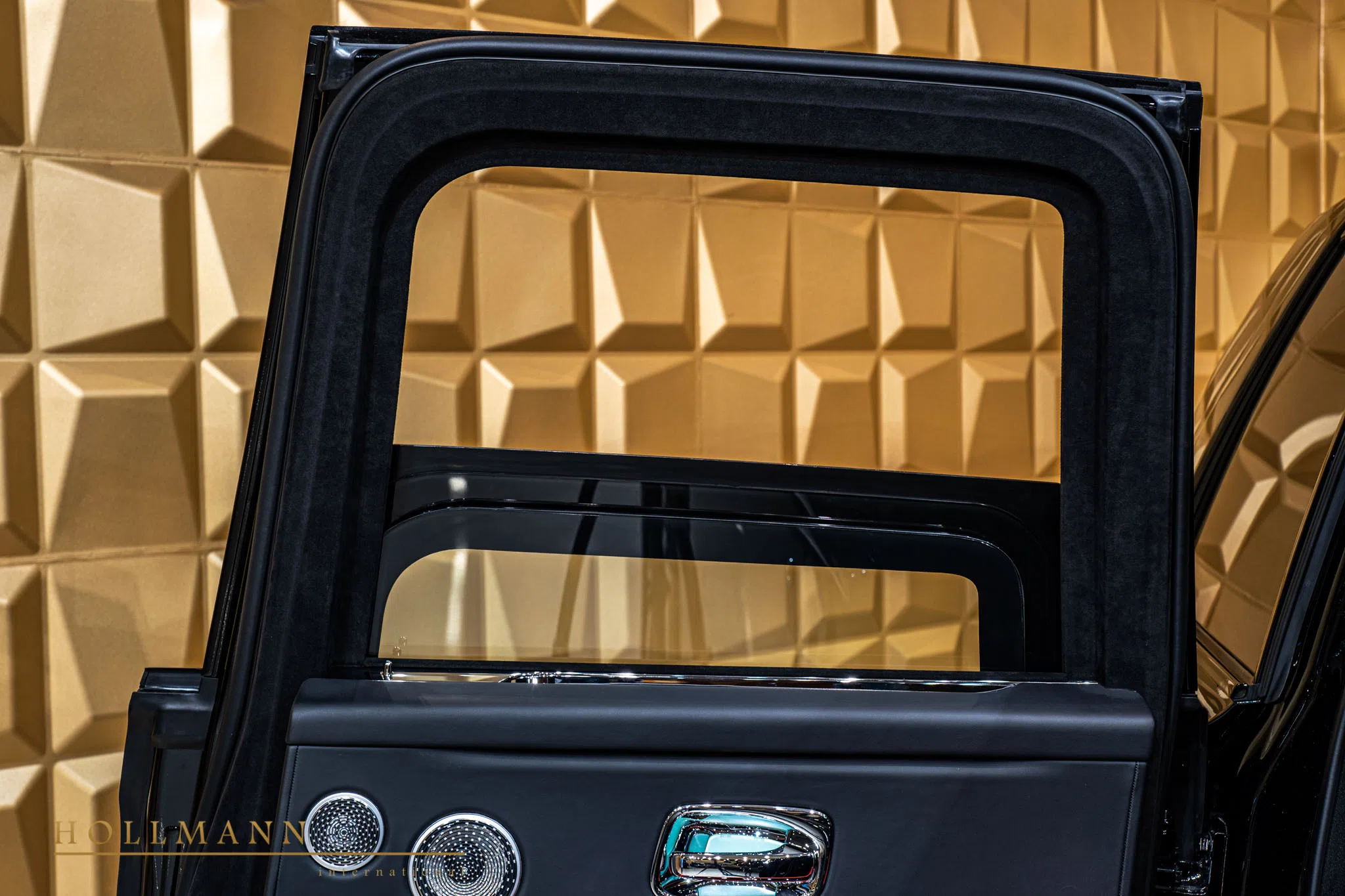 2022 Rolls-Royce Cullinan Black Badge Armoured +350mm VR6 interior, door panel, Mugello Red with Black