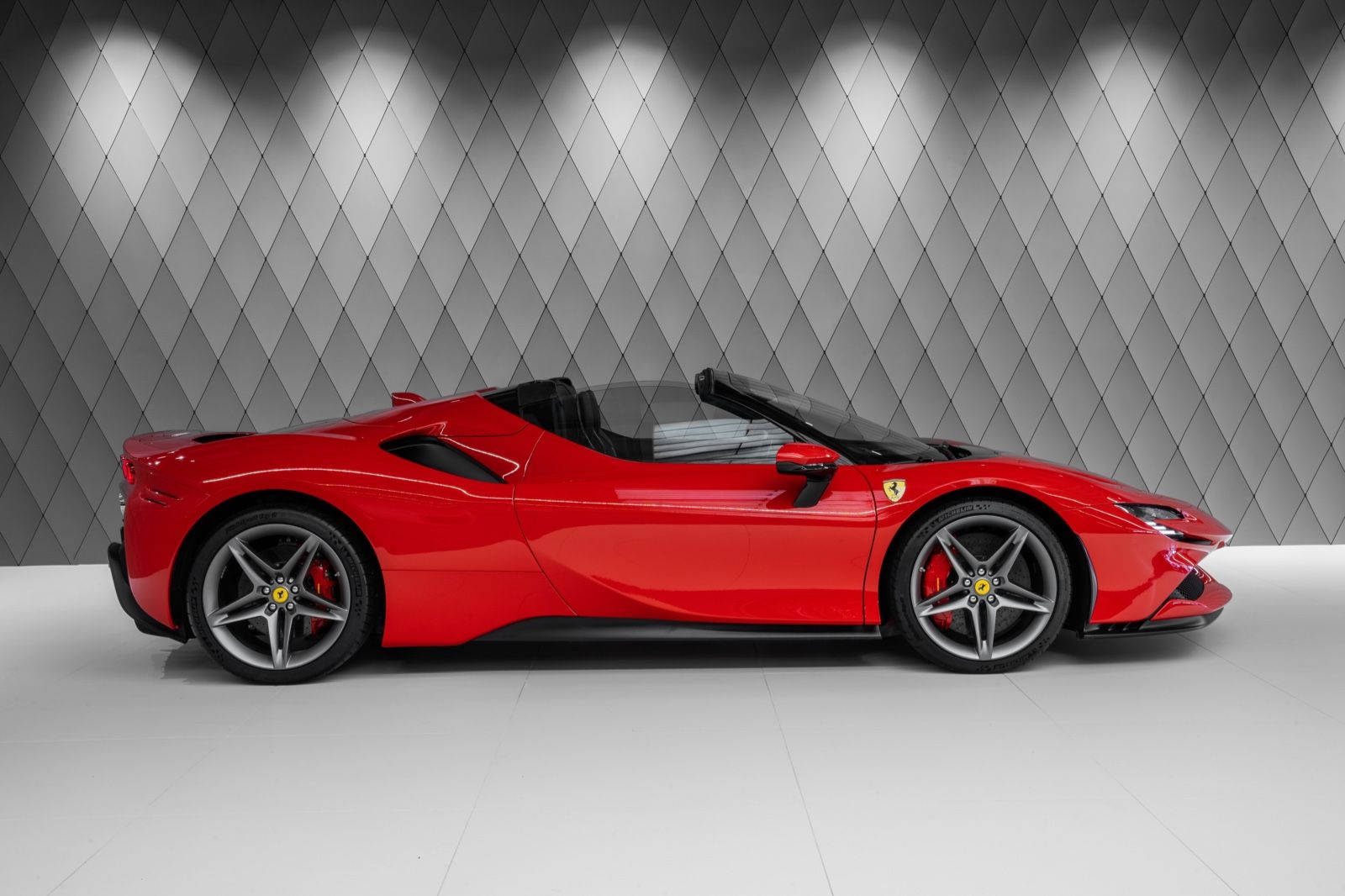 2023 Ferrari SF 90 Spider, 2/13