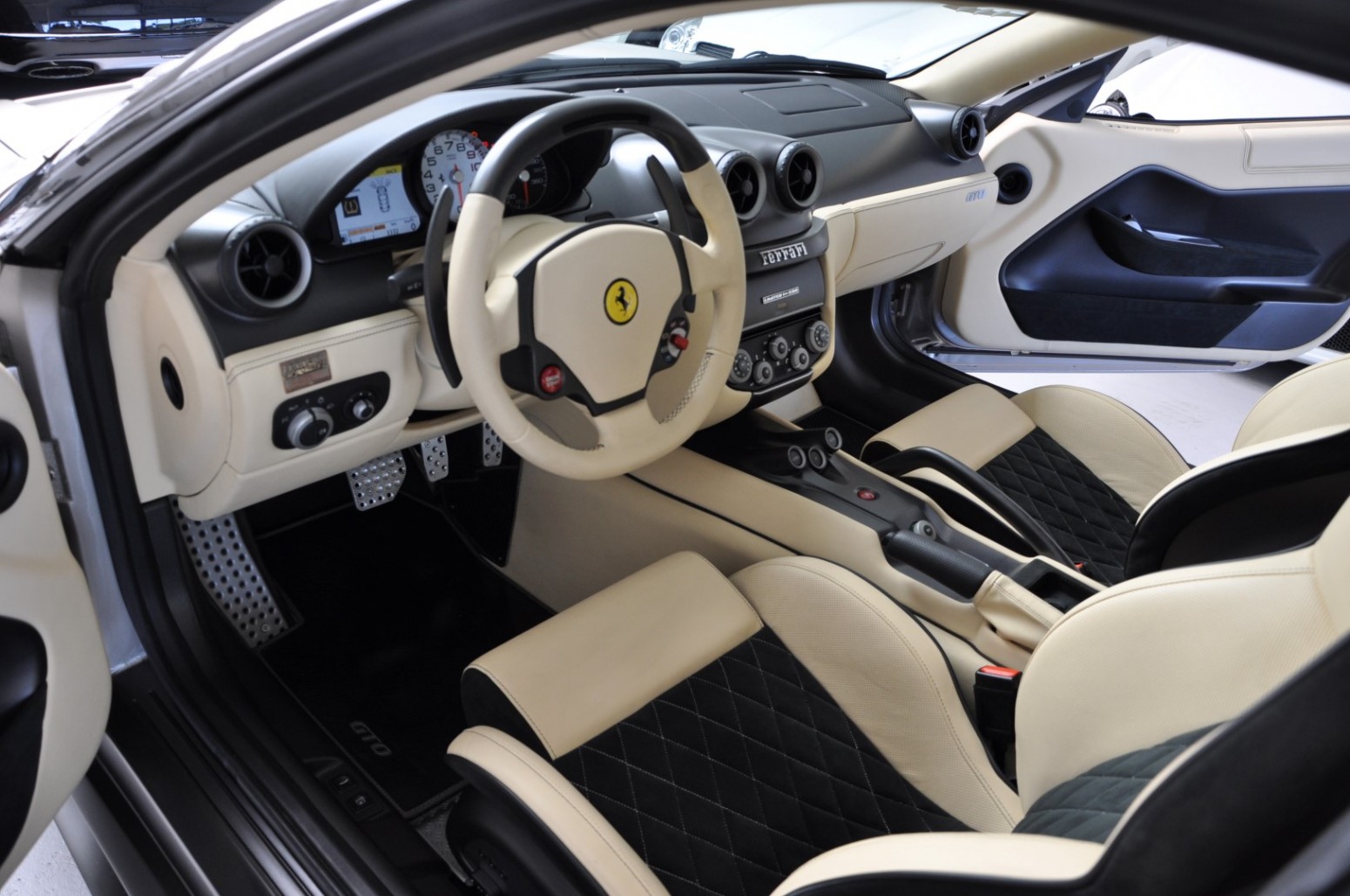 2010 Ferrari 599 GTO, 3/24