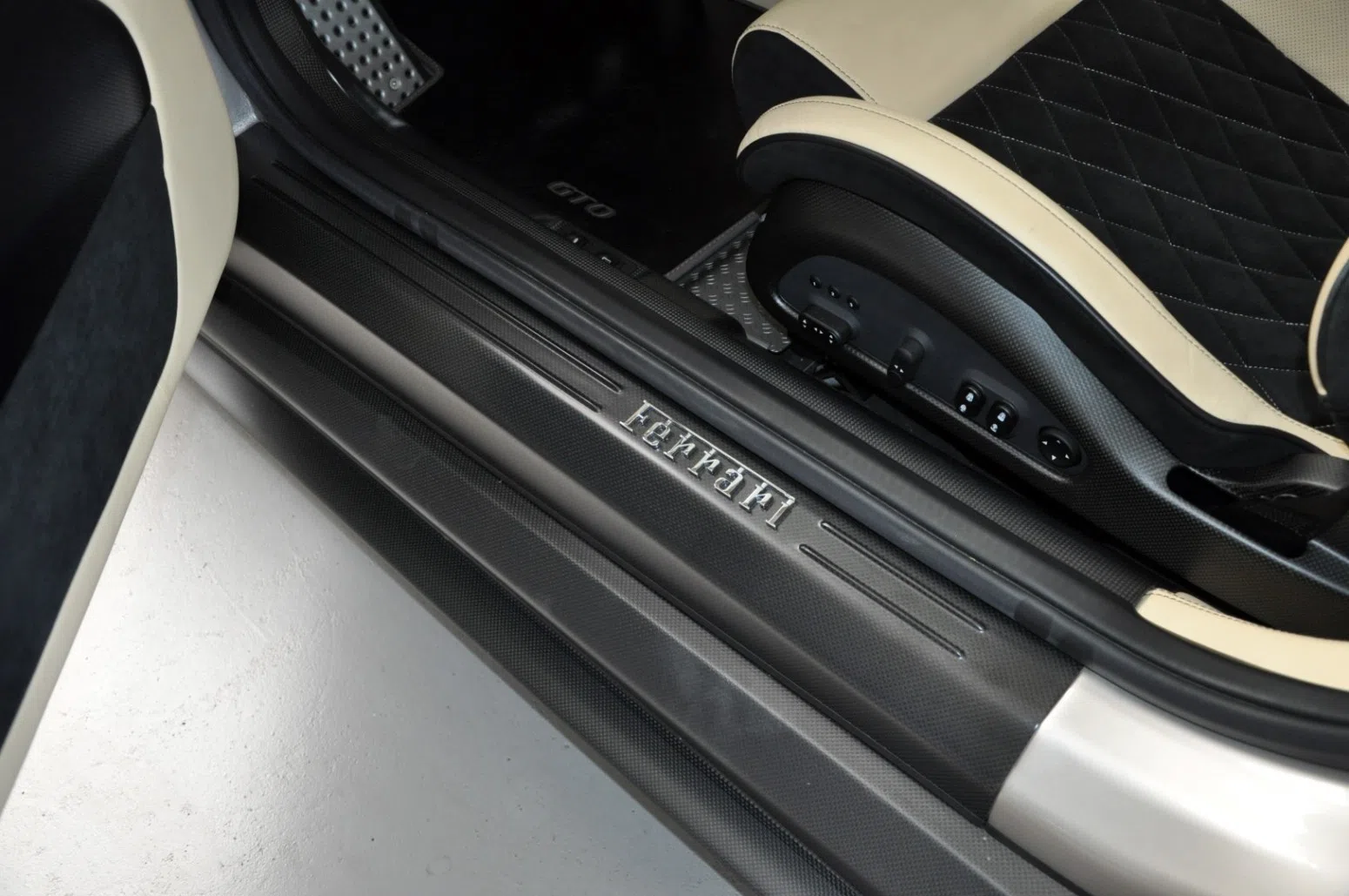 2010 Ferrari 599 GTO interior, door sill