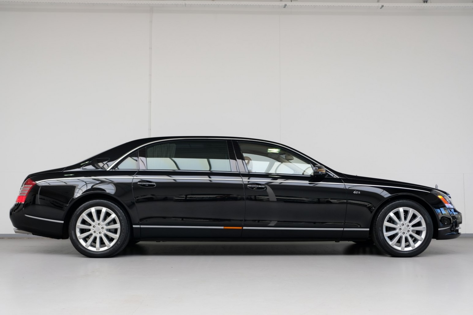 2011 Maybach 62S, 2/24