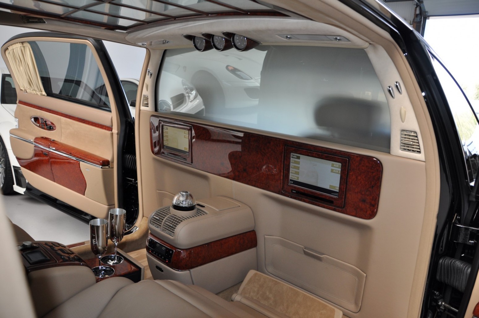 2011 Maybach 62S, 7/24