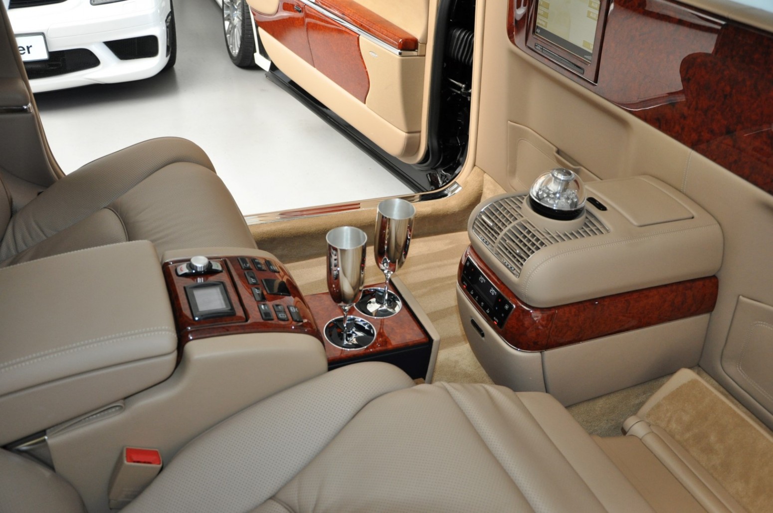 2011 Maybach 62S, 12/24