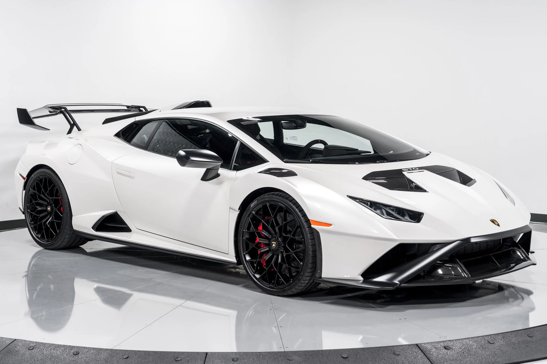 2023 Lamborghini Huracan STO
