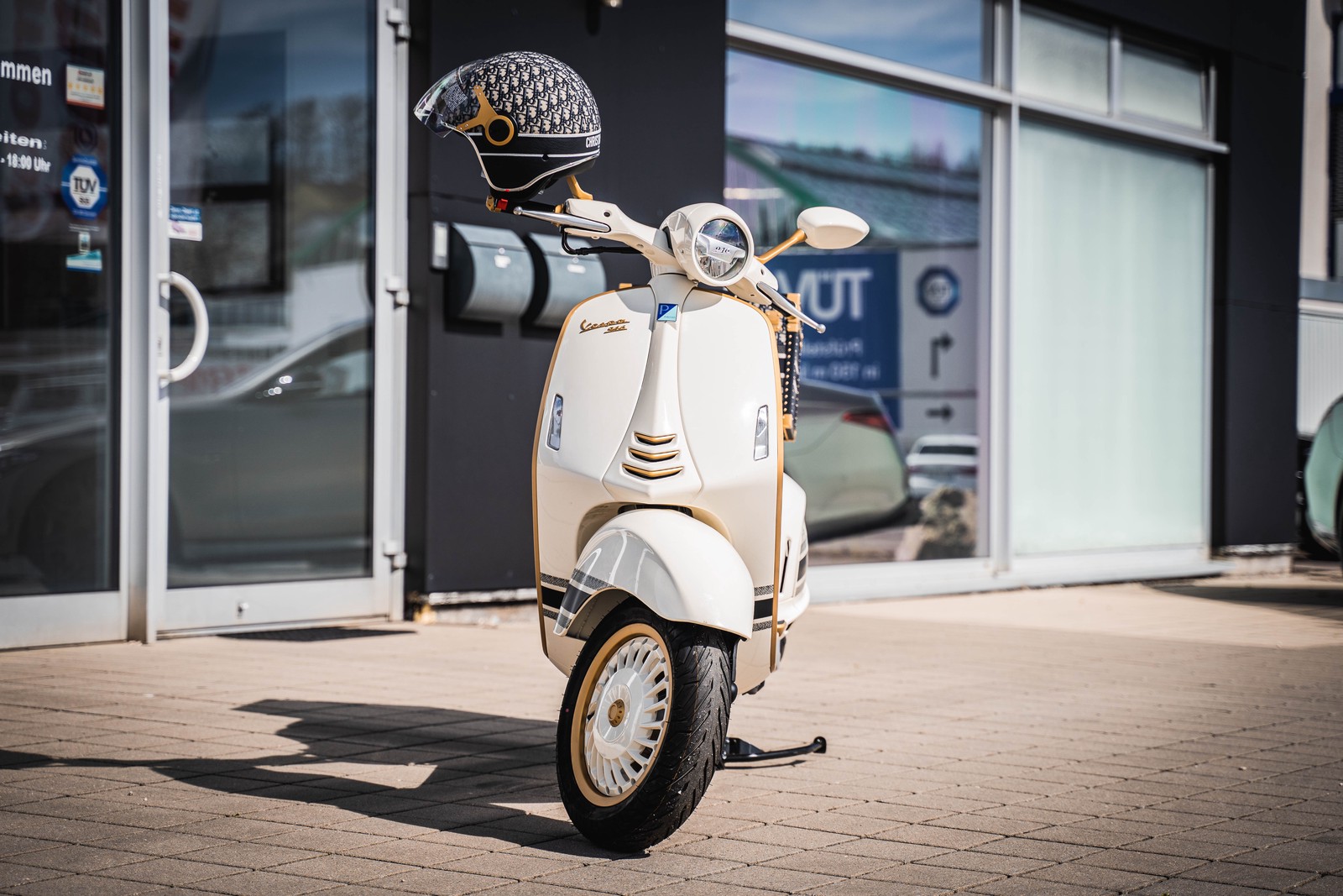 2022 Vespa 946 Christian Dior Limited Edition, 6/13