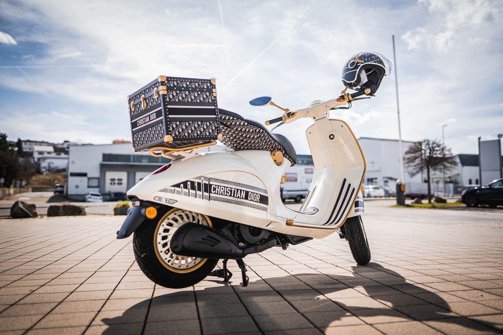 2022 Vespa 946 Christian Dior Limited Edition, 8/13