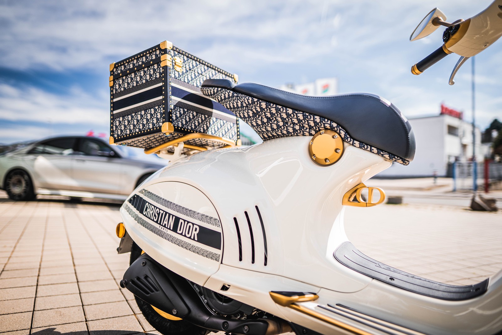 2022 Vespa 946 Christian Dior Limited Edition, 10/13