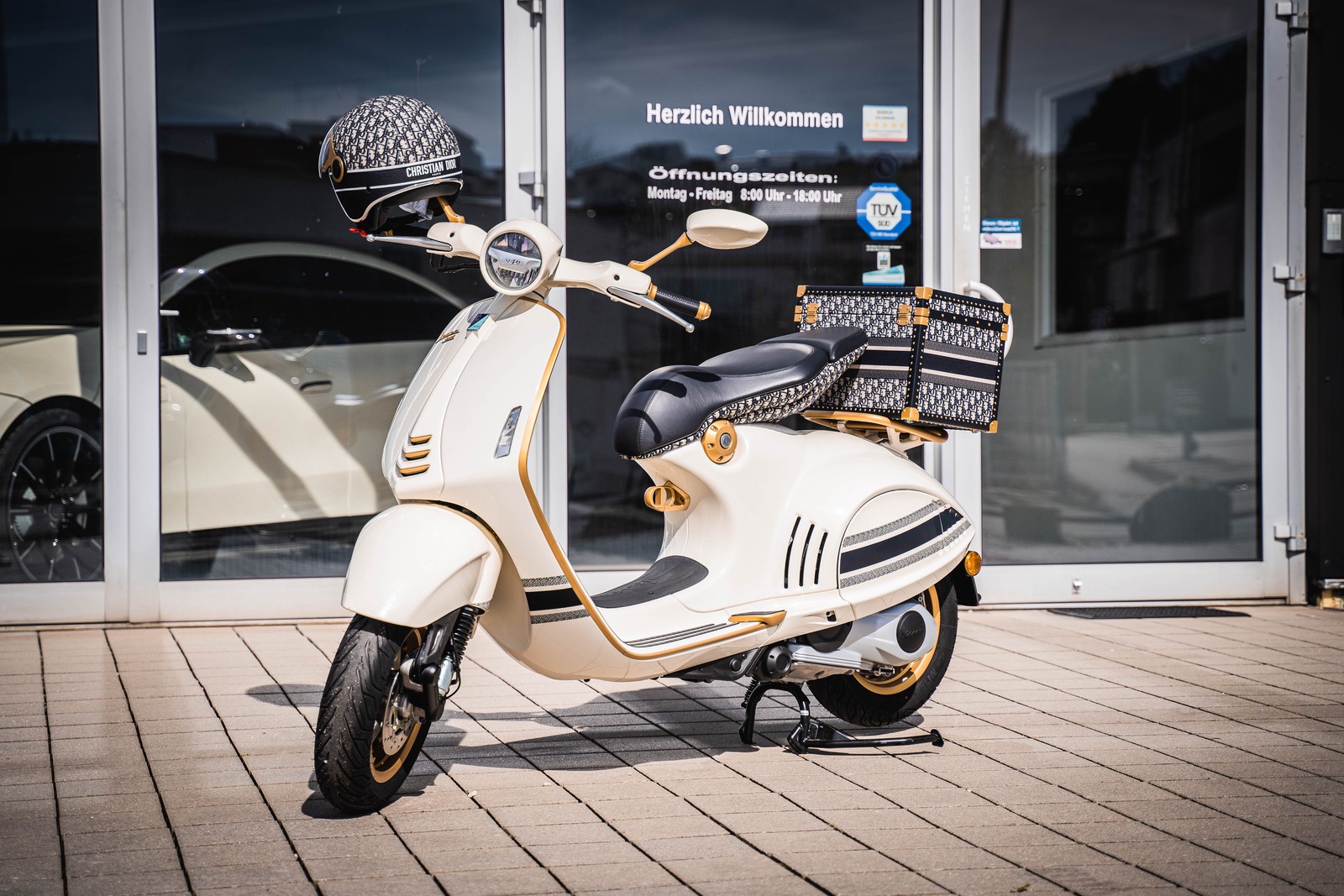 2022 Vespa 946 Christian Dior Limited Edition, 13/13