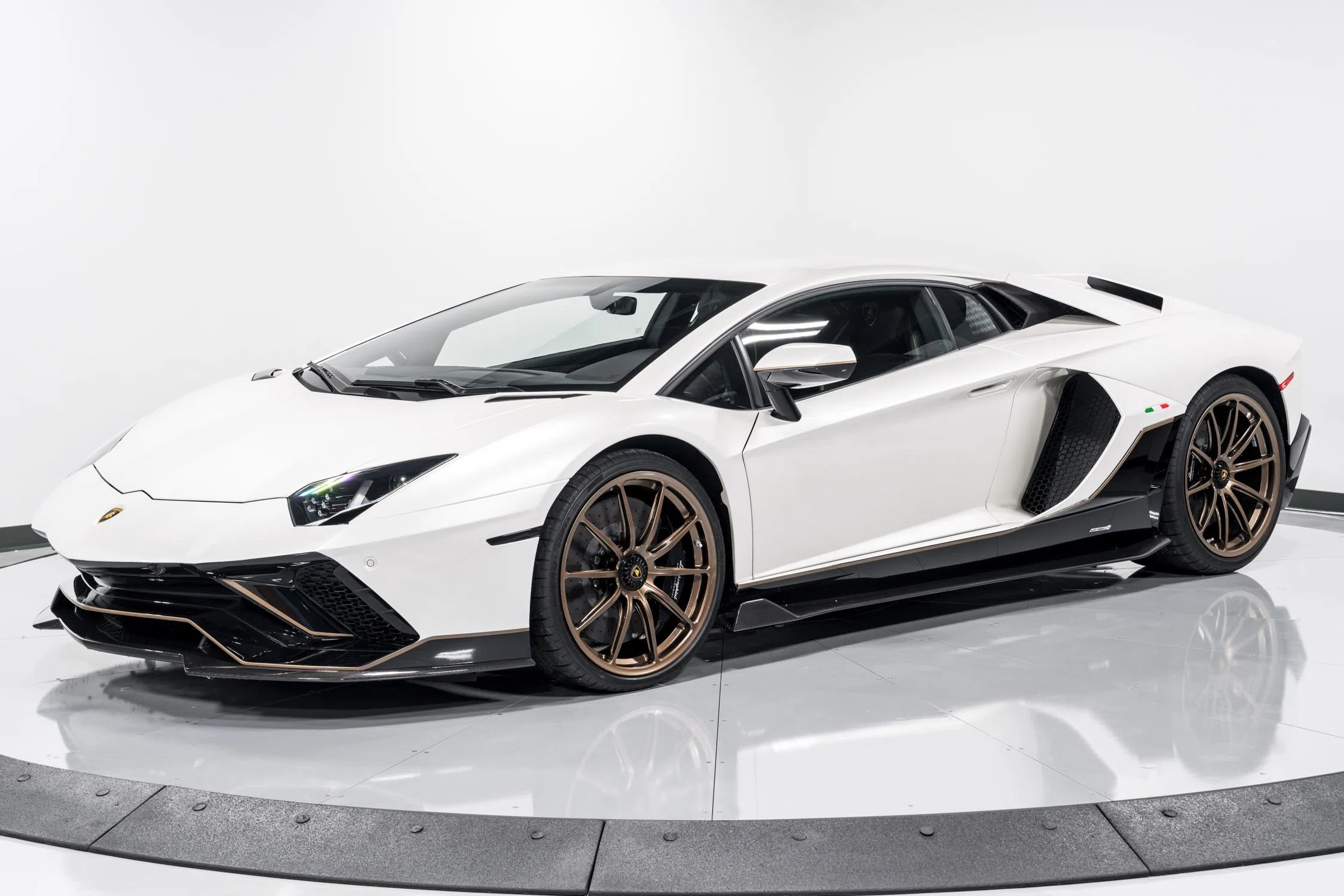 2022 Lamborghini Aventador Ultimae for sale, exterior, Balloon White