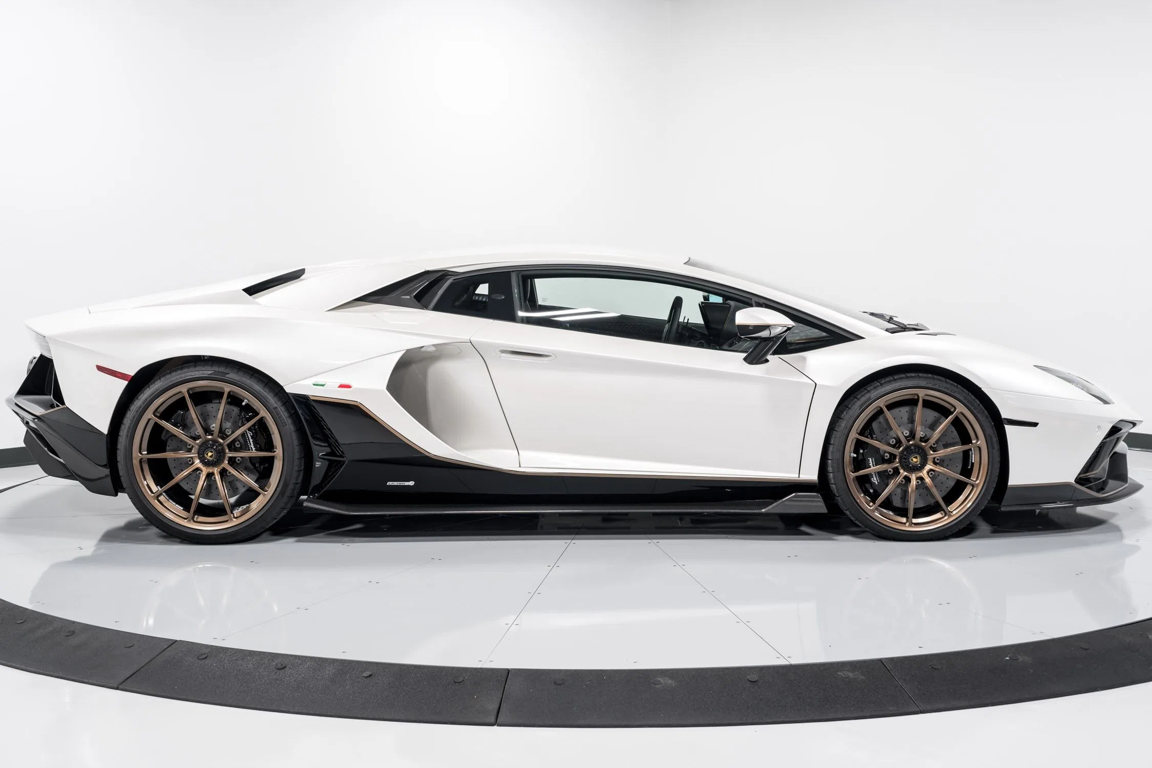2022 Lamborghini Aventador Ultimae for sale, exterior, Balloon White