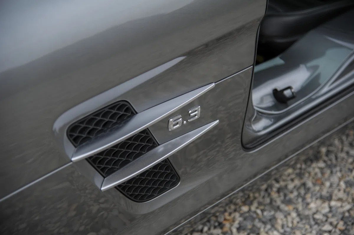 2010 Mercedes-Benz SLS AMG interior, door sill