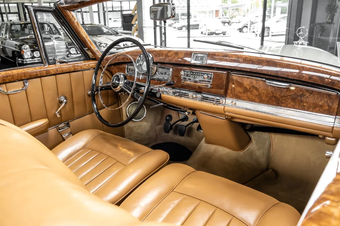 1957 Mercedes-Benz 300 SC Cabrio W188 interior, dashboard