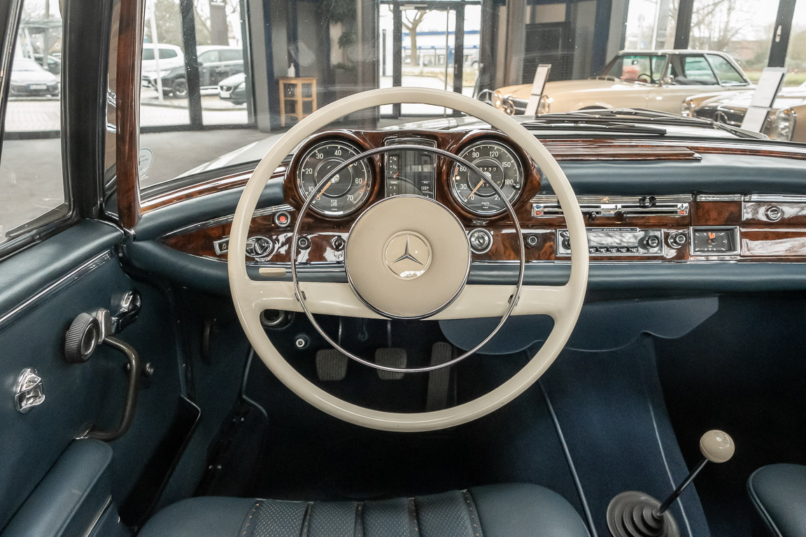 1963 Mercedes-Benz 220 SEb Cabriolet W111, 8/20