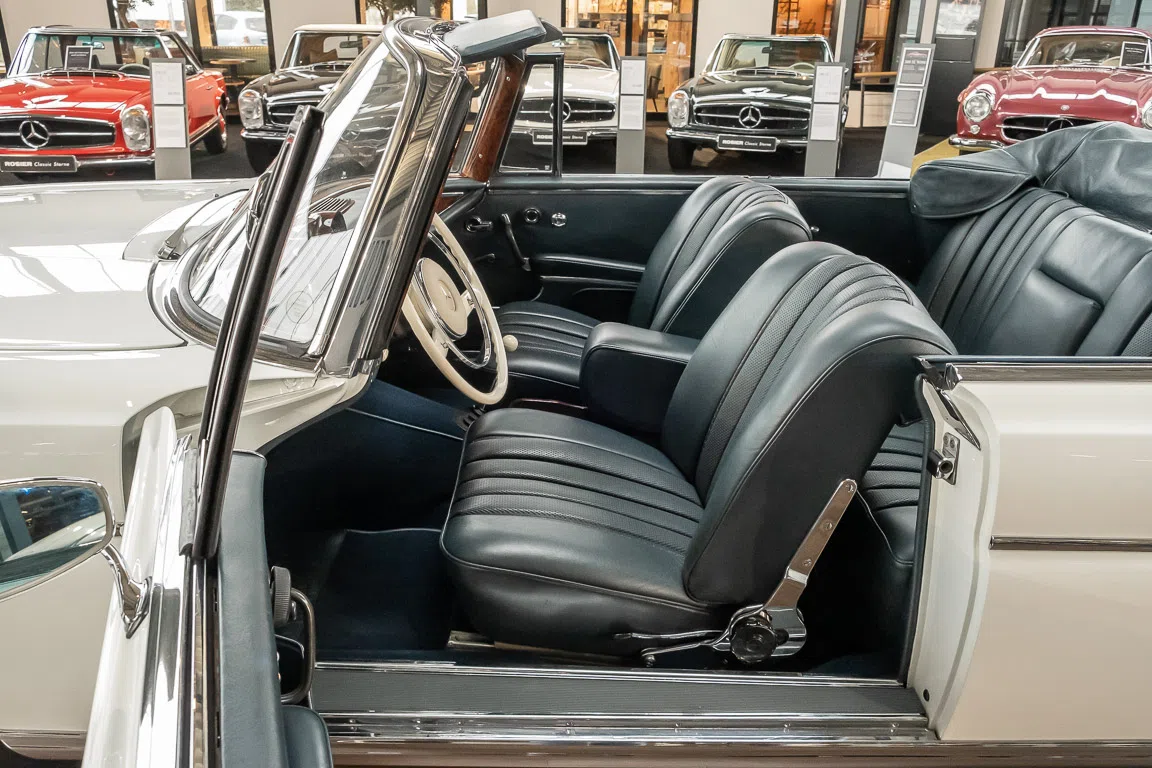 1963 Mercedes-Benz 220 SEb Cabriolet W111 interior