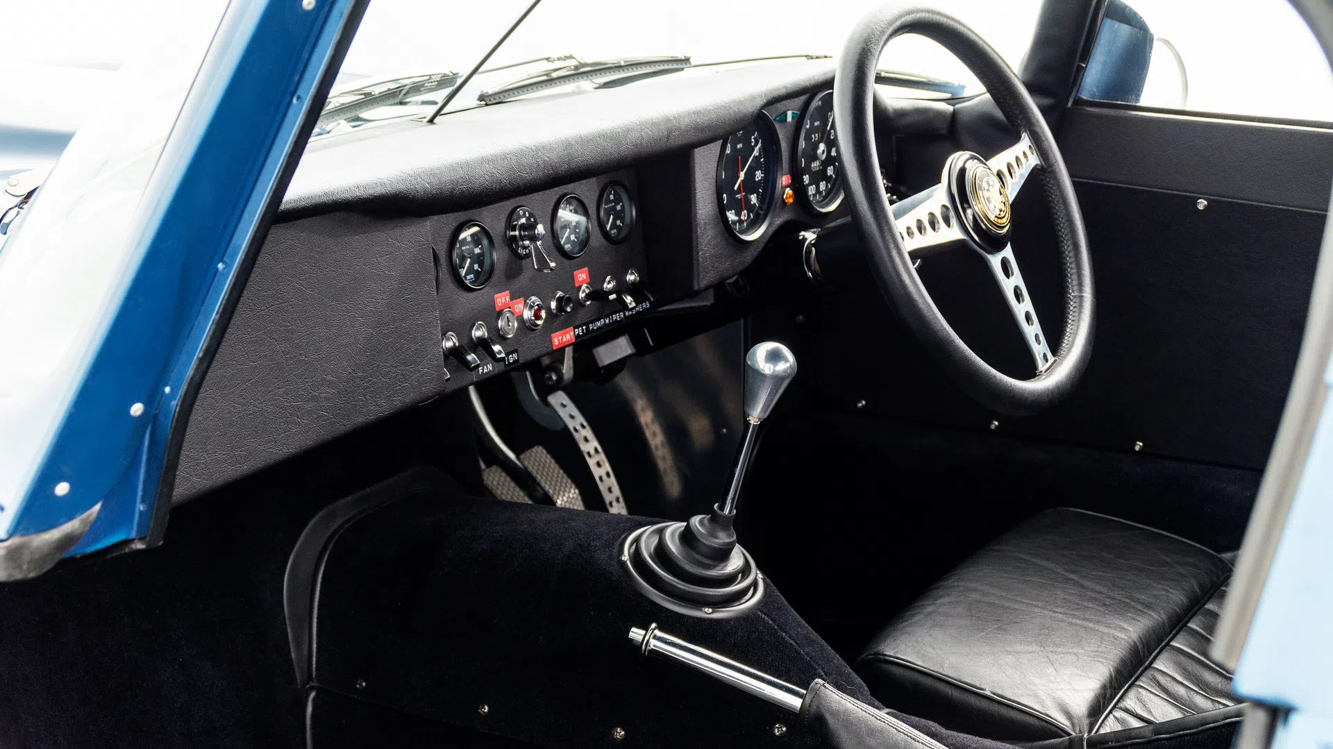 1969 Jaguar E-Type interior, dashboard