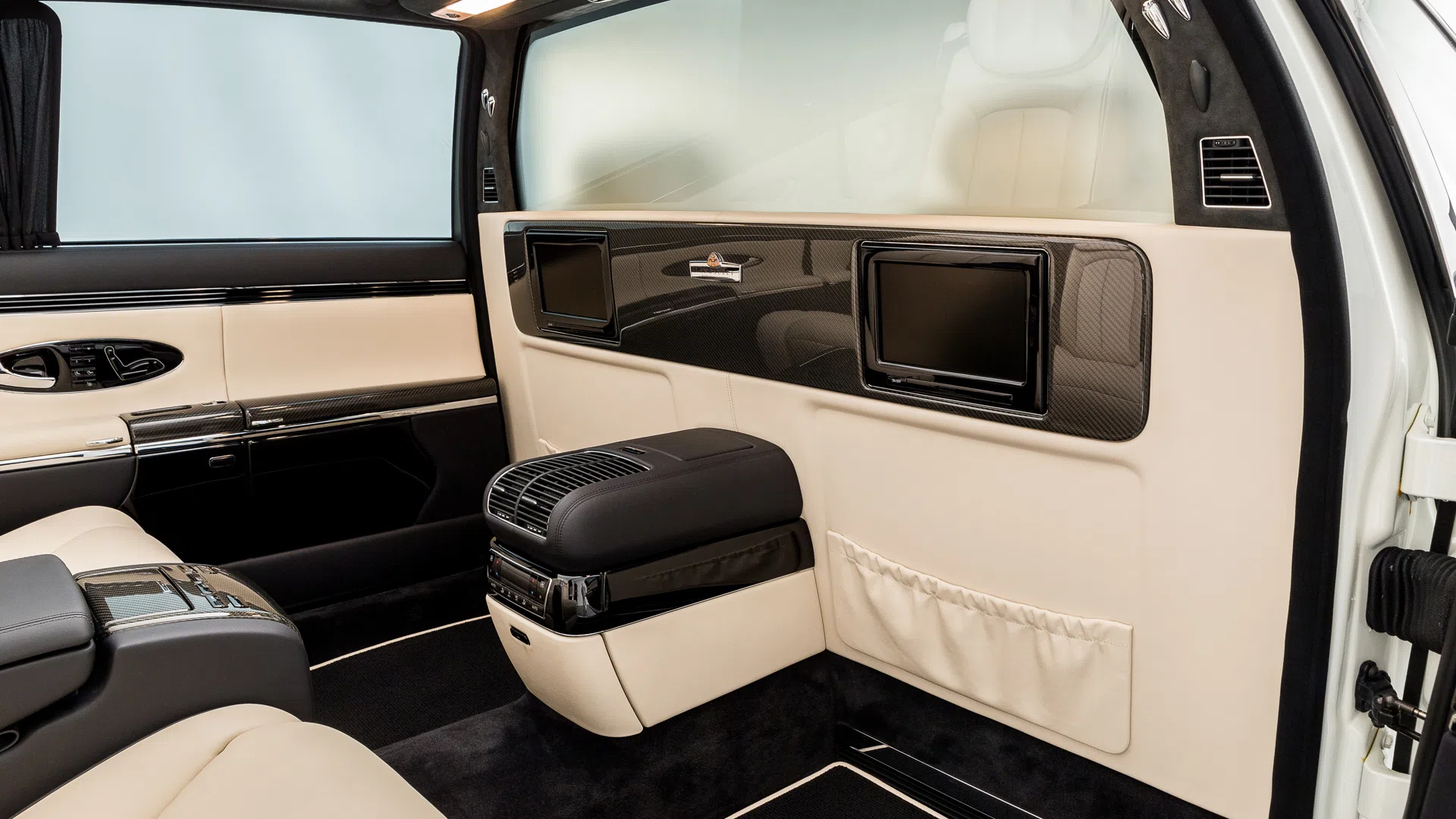2009 Maybach 62S Landaulet interior, 555A Leather exklusiv beige