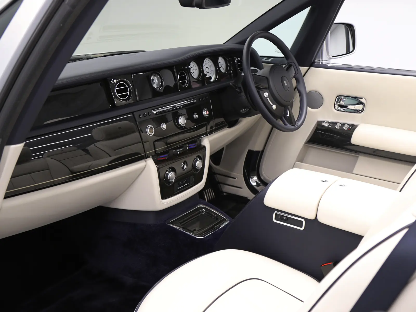 2016 Rolls-Royce Phantom Drophead Coupe, 6/17