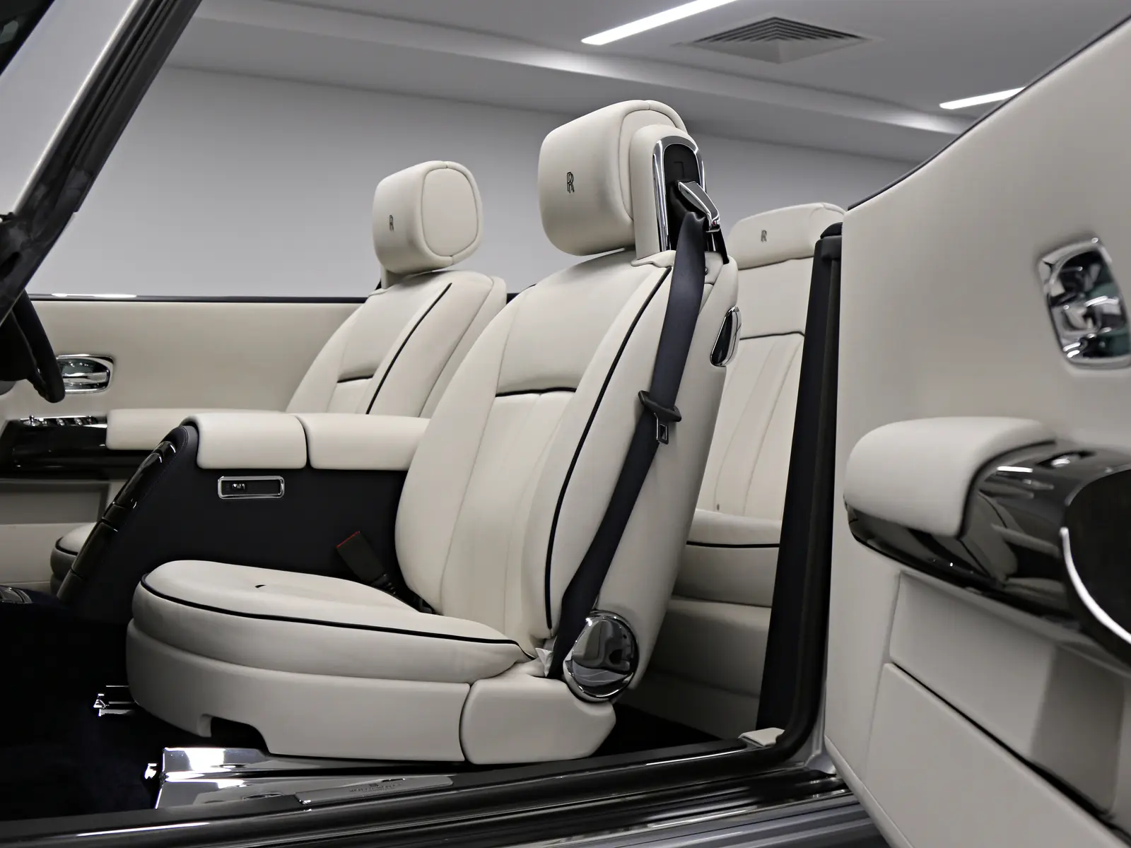 2016 Rolls-Royce Phantom Drophead Coupe, 7/17