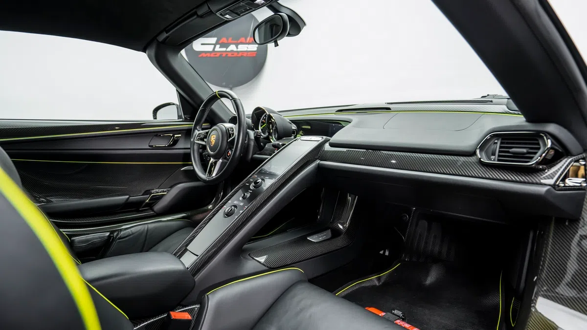 2015 Porsche 918 Spyder interior, dashboard