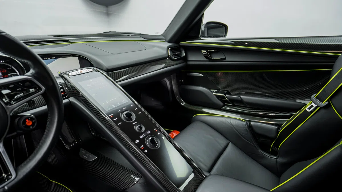 2015 Porsche 918 Spyder interior