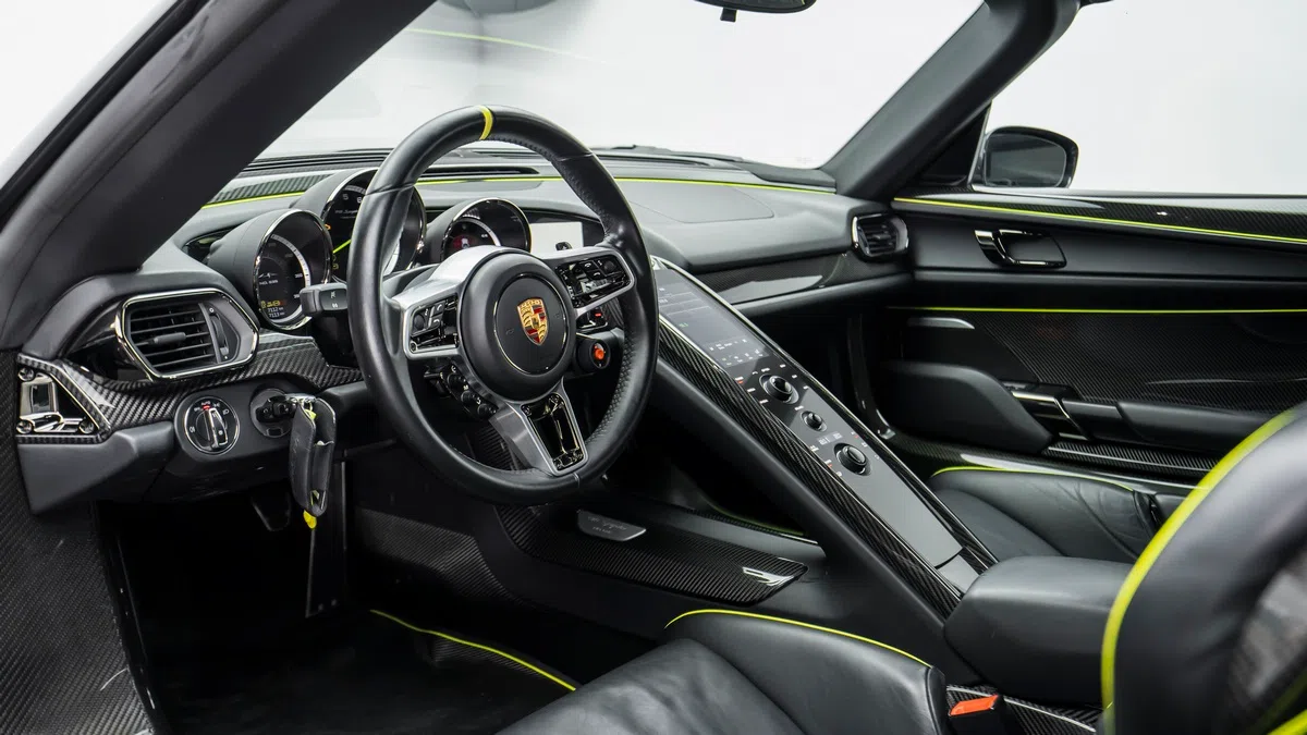 2015 Porsche 918 Spyder interior, dashboard