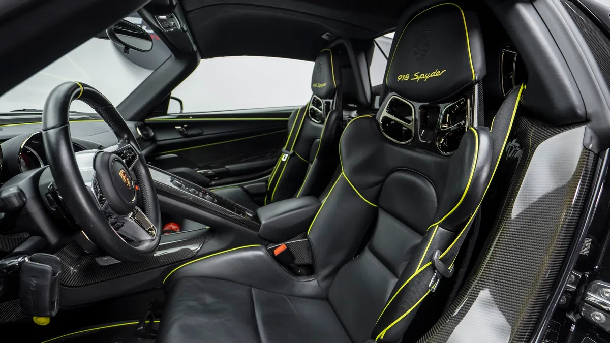 2015 Porsche 918 Spyder interior, seats