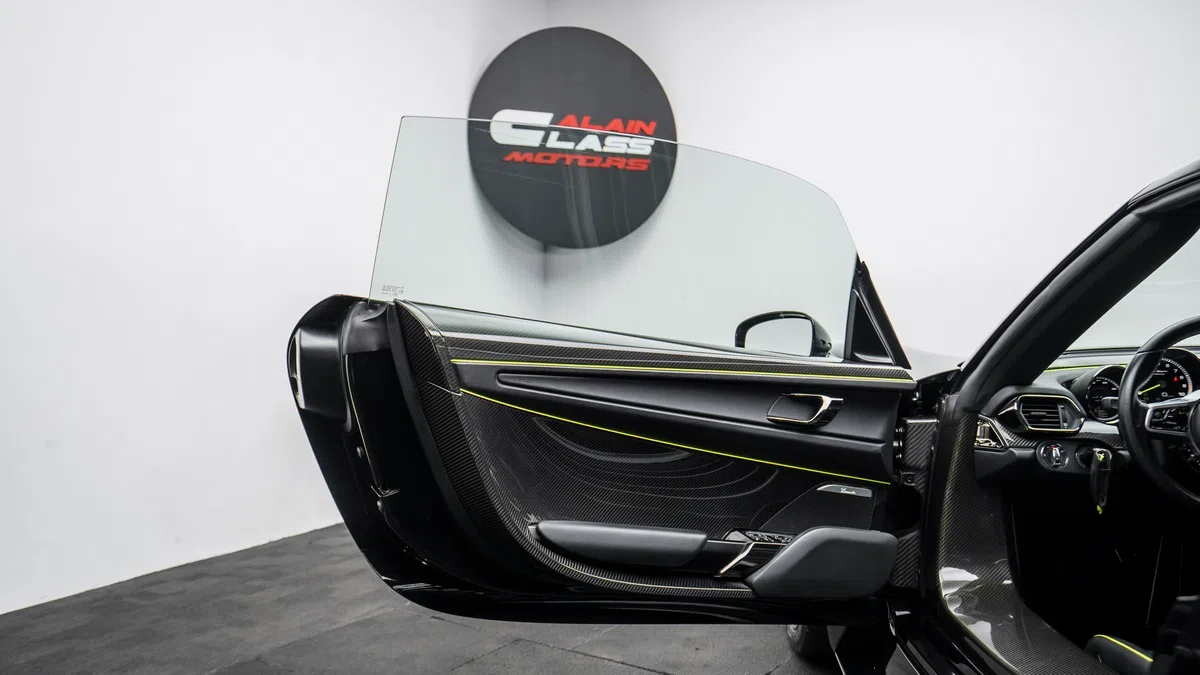 2015 Porsche 918 Spyder interior, door panel