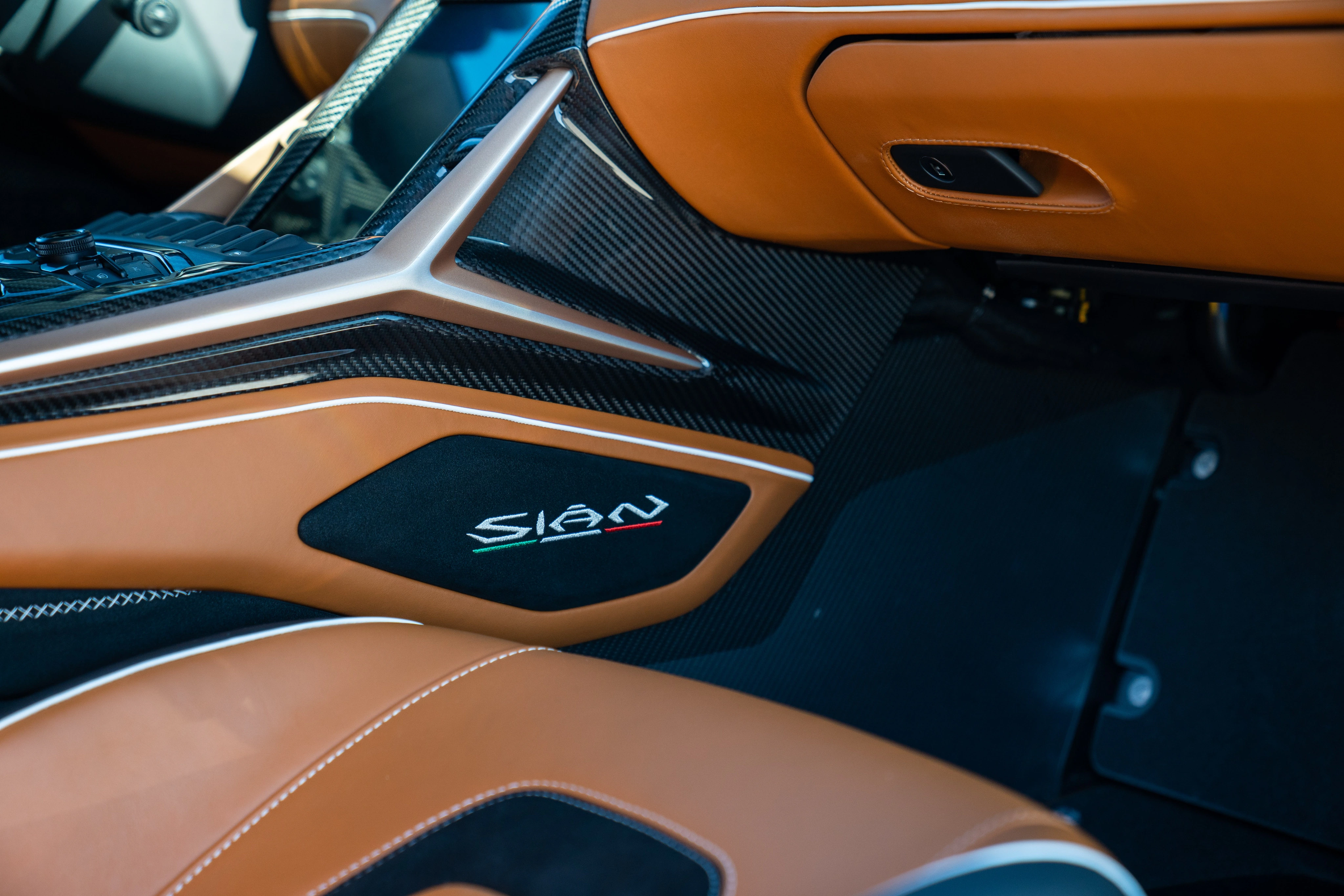 2020 Lamborghini Sián FKP 37, 13/14