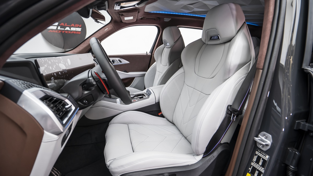 2023 BMW XM, 8/13