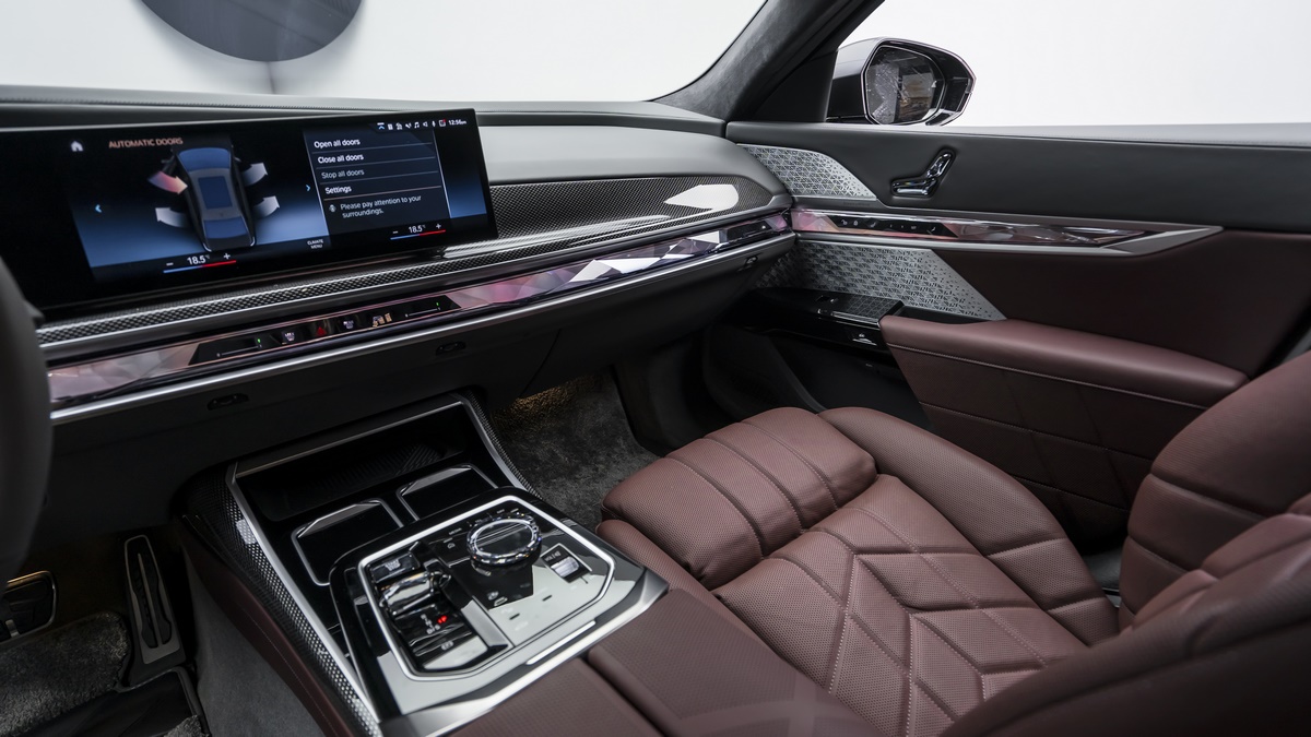 2023 BMW 760i XDrive, 10/17