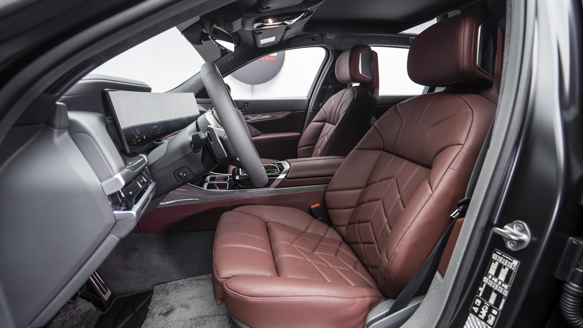 2023 BMW 760i XDrive, 12/17