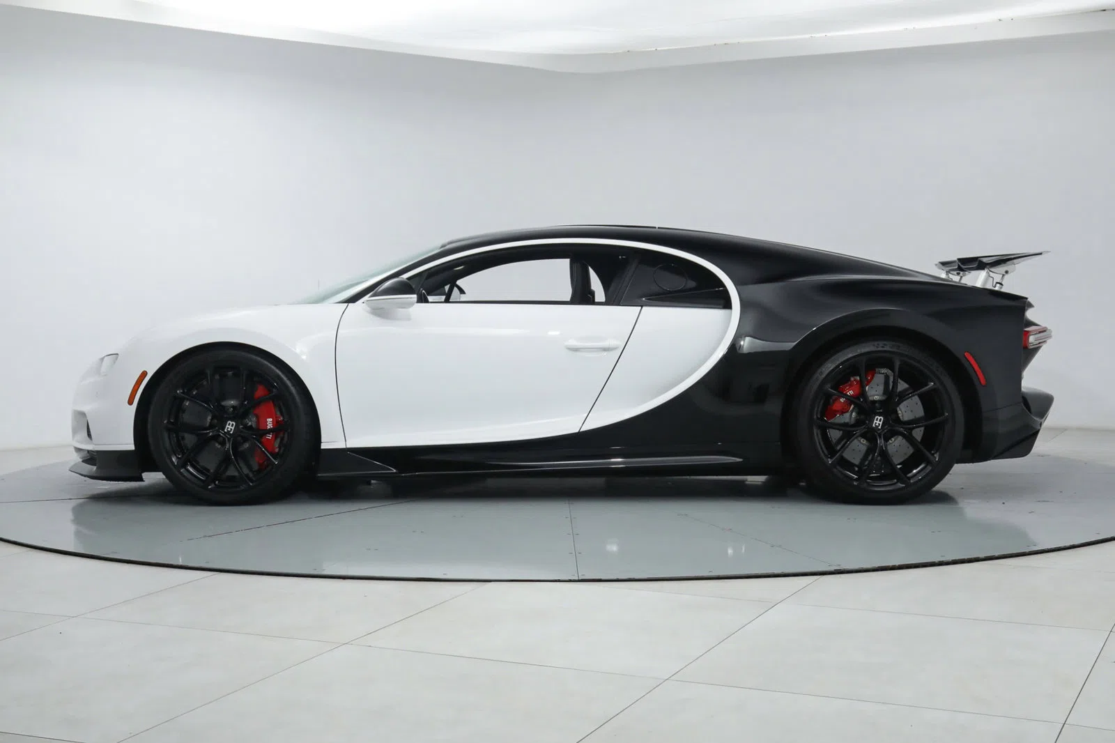 2019 Bugatti Chiron, side profile, White