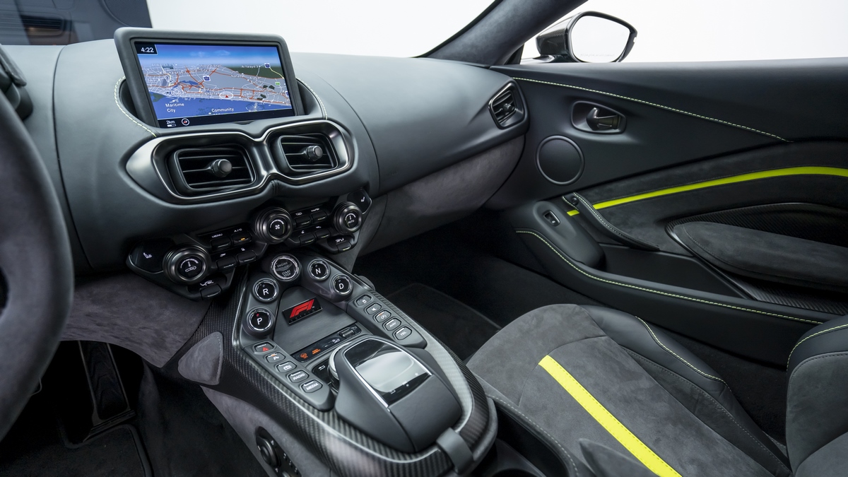 2022 Aston Martin Vantage F1 Edition, 15/16