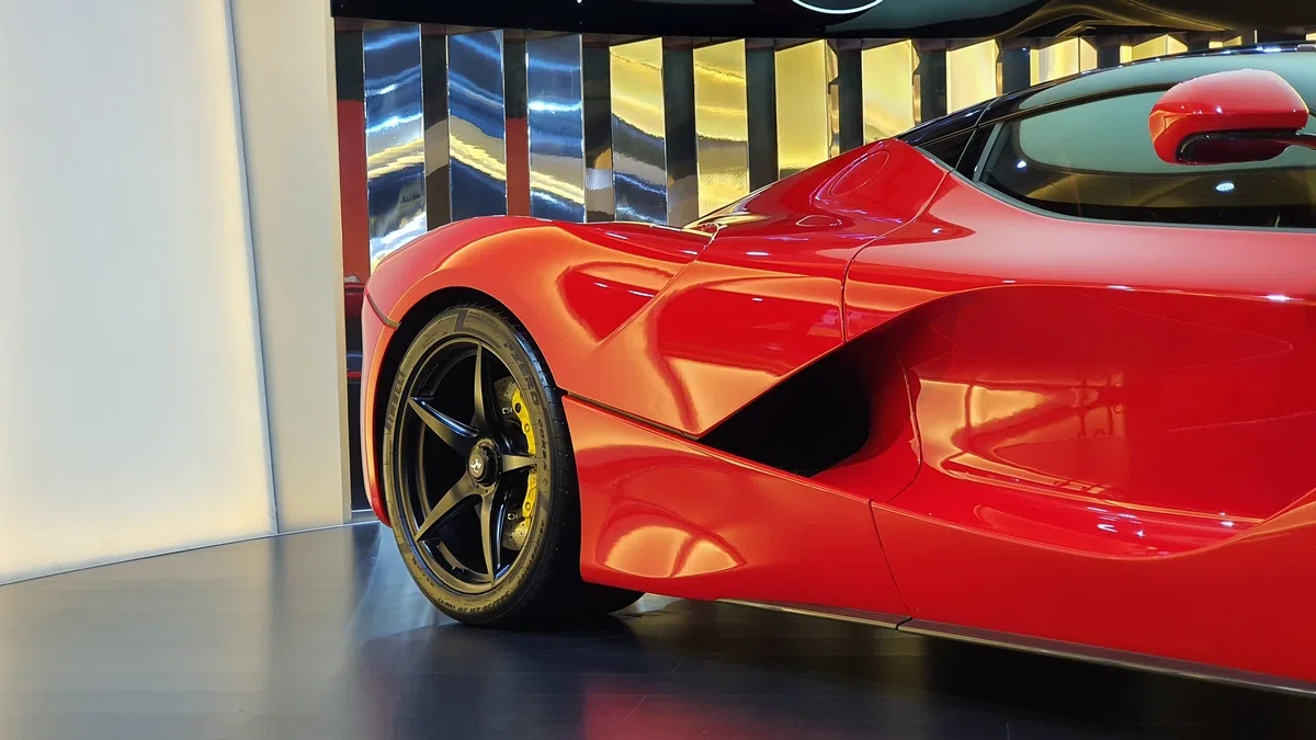 2015 Ferrari LaFerrari – 1 of 499, side profile